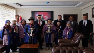 Karacasu Kaymakamı başarılı öğrencileri ağırladı