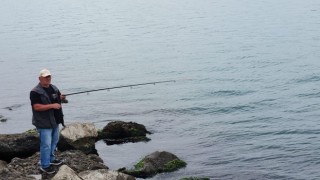 Karadeniz Ereğlide olta balıkçılarının balık mesaisi