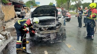 Karayolunda seyir halindeyken yanan otomobil kullanullanılamaz hale geldi