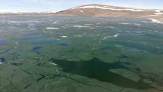 Karsın zirvesindeki gölün buzları çözülüyor