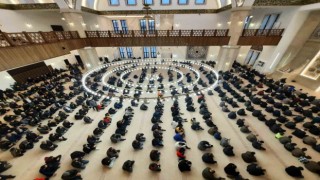 Karsta bayram namazında camiler doldu taştı