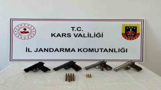 Karsta silah ticareti yapan 4 kişi yakalandı