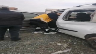 Karsta trafik kazası: 3 yaralı