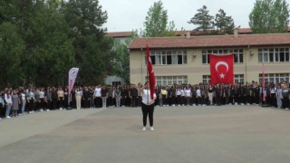 Kayseride öğrenciler Mareşal Fevzi Çakmakı andı