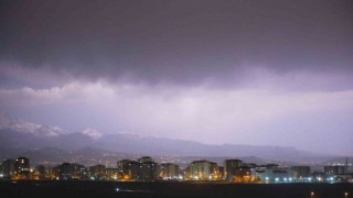Kayseride şimşekler geceyi aydınlattı