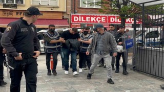 ‘Kelime-i Tevhid yazılı bayrakla yürüyen şahsa küfür ve müdahale eden şüpheli adliyeye sevk edildi