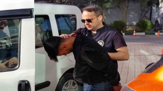 Kendini polis ve savcı olarak tanıtıp altın ve paraları alan dolandırıcı tutuklandı