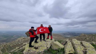 Kırşehirli dağcılar Baran Dağlarında Türk bayrağı açtı