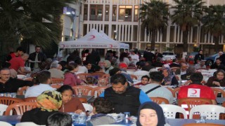 Kızılay Aydında iftar yemeği verdi