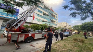 Kızılay binasının çatısında yangın