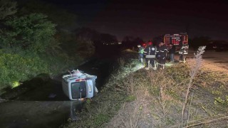 Kocaelide hafif ticari araç su kanalına uçtu: 1 yaralı