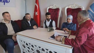 Depremzede çiftler konteyner kentte dünya evine girdi
