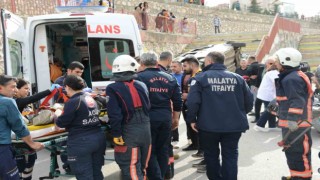 Kontrolden çıkan hafif ticari araç okul bahçesine uçtu: 2 yaralı