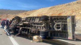 Kontrolden çıkan kamyon devrildi: 1 ölü, 1 yaralı