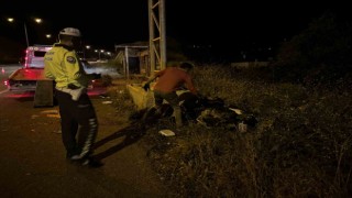 Kontrolden çıkan motosiklet trafik uyarı levhasının beton ayağına çarptı: 1 yaralı