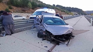 Kontrolden çıkan otomobil refüjdeki bariyerlere çarptı: 2 yaralı