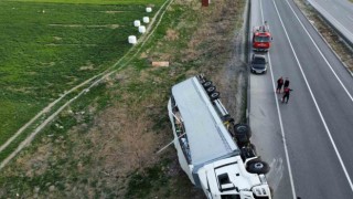 Kontrolden çıkan temizlik malzemesi yüklü tır devrildi