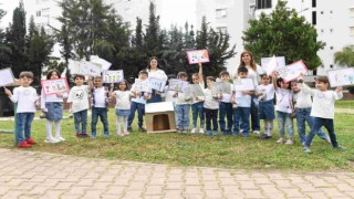 Konyaaltında minikler sokak hayvanlarını unutmadı
