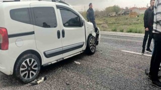 Konyada hafif ticari araç ile otomobil çarpıştı: 7 yaralı
