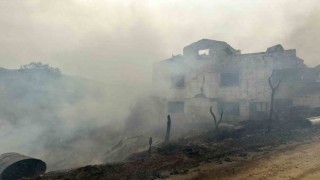 Köyde çıkan yangında 3 ev alevlere teslim oldu