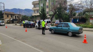 Kozanda uyuşturucu satmak ve dolandırıcılık suçundan aranan iki kişi yakalandı