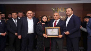 Küçükçekmece Belediye Başkanı Çebi, mazbatasını alarak ikinci dönemi için göreve başladı