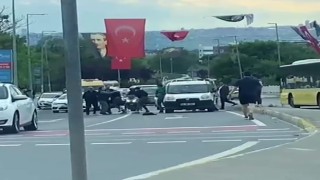 Küçükçekmecede motosikletliler, sürücüye saldırdı: O anlar kamerada