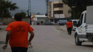 Kuduz hastalığı görülmesiyle karantinaya alınan bölgede sahipsiz hayvanlarla ekipler arasında yaşanan kovalamaca kamerada