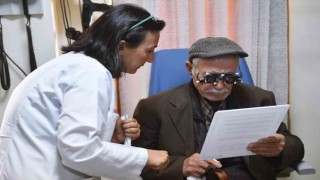 Kulakları duymayan 86 yaşındaki Cemil amca Eşrefpaşa Hastanesinde tedavi oldu