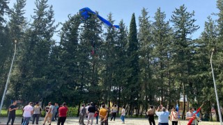 Kurtuluş Kutlamalarında Paraşüt Pilotu Heyecan Yarattı!