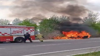 Kütahyada seyir halindeki otomobil alev alev yandı