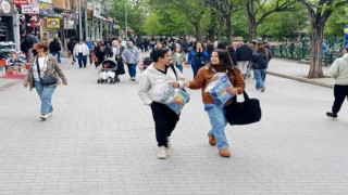 Kuvvetli rüzgar ve yağış çarşıdaki yoğunluğa engel olmadı