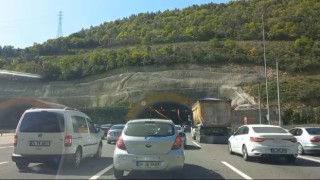 Kuzey Marmara Otoyolunda meydana gelen kaza trafiği felç etti