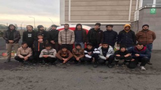 Lastiği patlatırak durdurulan panelvandan 19 kaçak çıktı