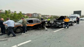 Lüks otomobil yol kenarında arıza yapan araca çarptı: 1 yaralı