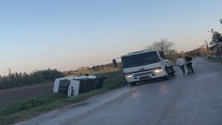 Lüleburgazda minibüs yol kenarına devrildi