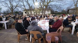 Lüleburgazda yeniden seçilen muhtar köylüleri için iftar programı düzenledi