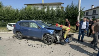 Mahalle arasında sıkışmalı kaza: 2 yaralı