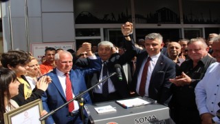 Makam odasının kapısını sökerek göreve başladı