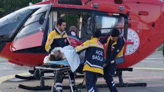 Mangal yakmak isterken benzinin parlaması sonucu yandılar: Yardıma ambulans helikopter yetişti