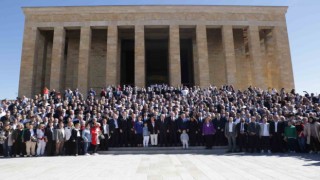 Mansur Yavaş ile 16 ilçe belediye başkanı Anıtkabiri ziyaret etti