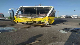 Mardinde tır ile halk otobüsü çarpıştı: 12 yaralı