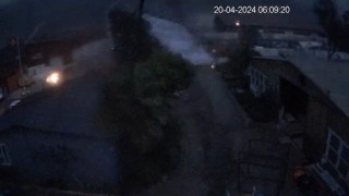Marmariste çatıların uçma anı güvenlik kameralarına yansıdı
