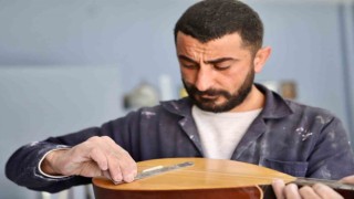 Merak saldığı bağlamanın her bir telini titizlikle işliyor