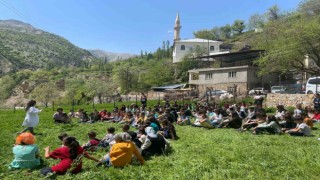 Mereto Dağı eteklerindeki öğrencilere doğal ortamda tiyatro eşliğinde diş sağlığı eğitimi