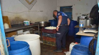 Mersinde sağlıksız ortamda üretim yapılan kaçak peynir imalathanesi tespit edildi