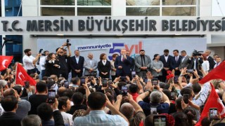 Mersinde yeniden seçilen Vahap Seçer, mazbatasını aldı