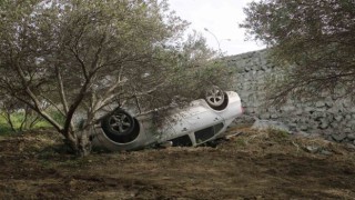 Mesaiye giderken kaza yapan kadın sürücü, 5 metrelik istinat duvarından uçtu