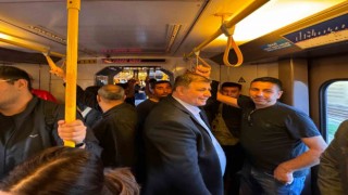 Metroda Başkan Tugayı görenler önce şaşırdı sonra fotoğraf çektirdi