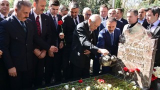 MHP’nin Kurucu Lideri Türkeş, Kabri Başında Anıldı
